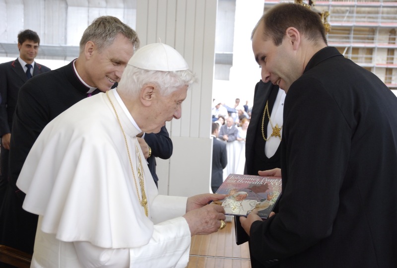 Papst Benedikt XVI. trifft Vikar René Sager