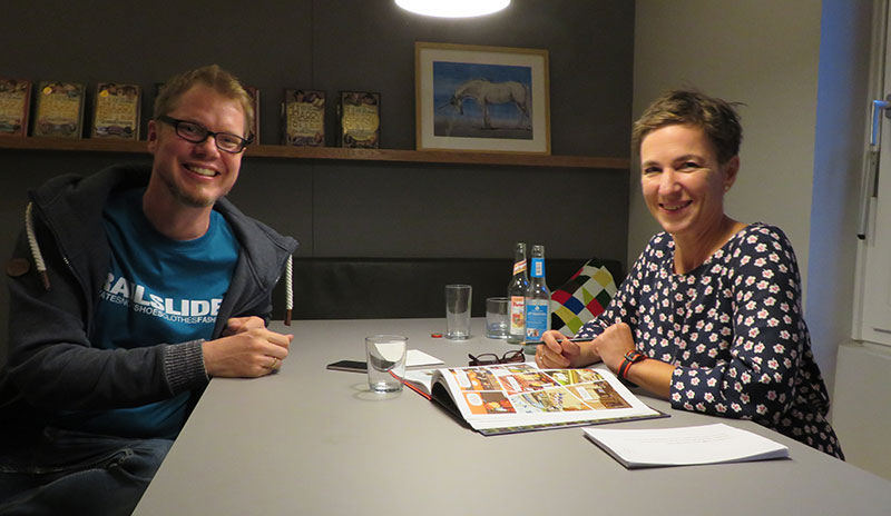 Flix mit der Journalistin Korinna Hennig zum Auftakt seiner Lesetour 2018 in Hamburg