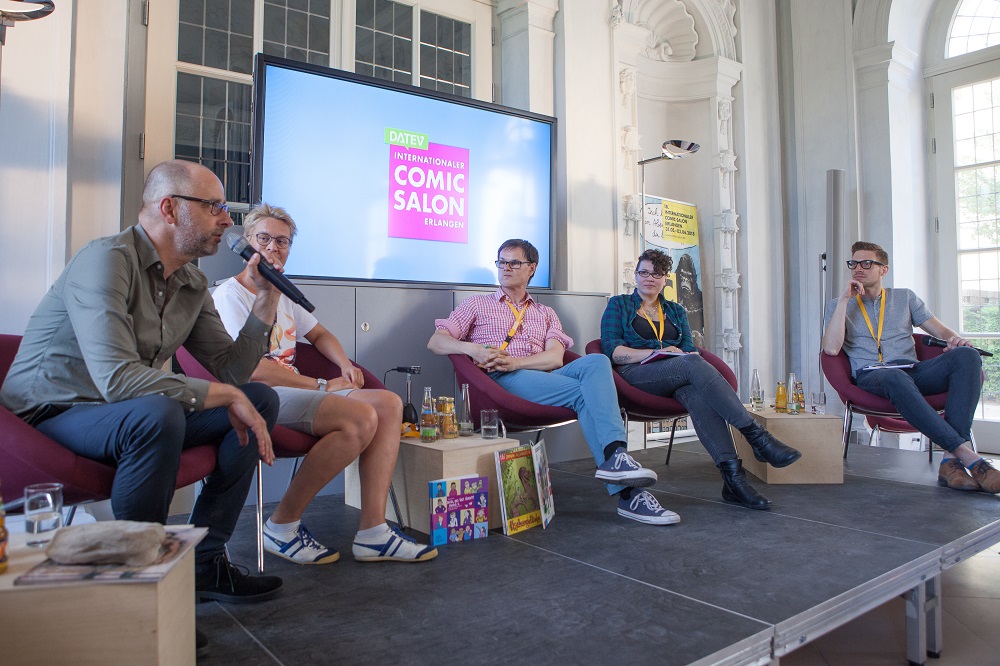 Podiumsdiskussion über "Queer Comix": Reinhard Kleist, Martina Schradi, Thilo Krapp, Niki Smith und Moderator Markus Pfalzgraf (von links nach rechts)