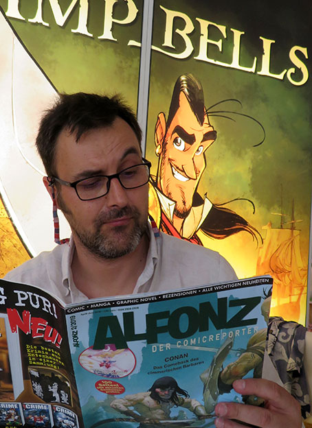 Jose Luis Munuera liest ALFONZ. Foto © 2019 Edition Alfons
