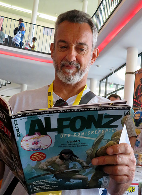 Eduardo Risso liest ALFONZ. Foto © 2019 Edition Alfons
